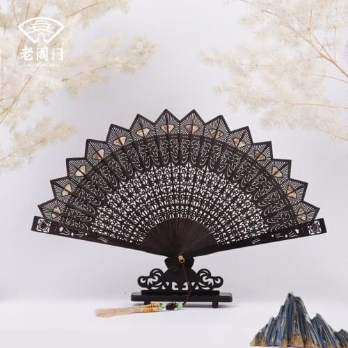 Suzhou classical gift fans sandalwood hollow-out the sandalwood fan fan crafts Chinese wind restoring ancient ways