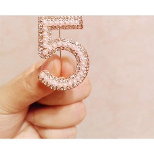 Number 5 Brooch Luxury Pearl Rhinestone Fall Winter Silk Scarf Buckle Pin Brooches Party Clothing Accessories