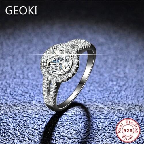 Geoki 925 Sterling Silver Passed Diamond Test 1 Ct Round Perfect Cut D Color VVS1 Moissanite Ring Luxury Wedding Diamon Jewelry