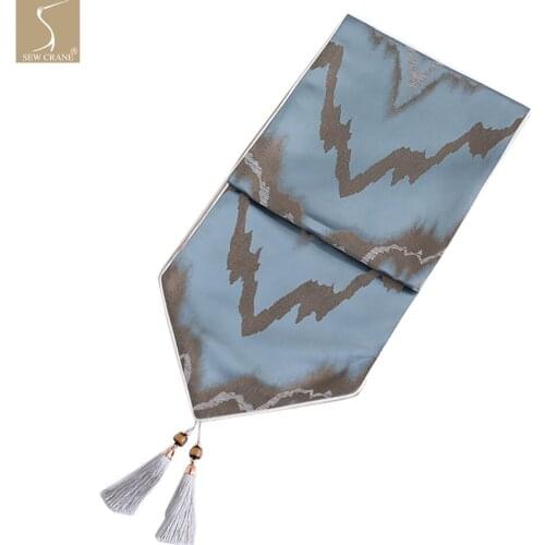 Modern Abstract Zig-zag Pattern Design Jacquard Table Runner with Tassel