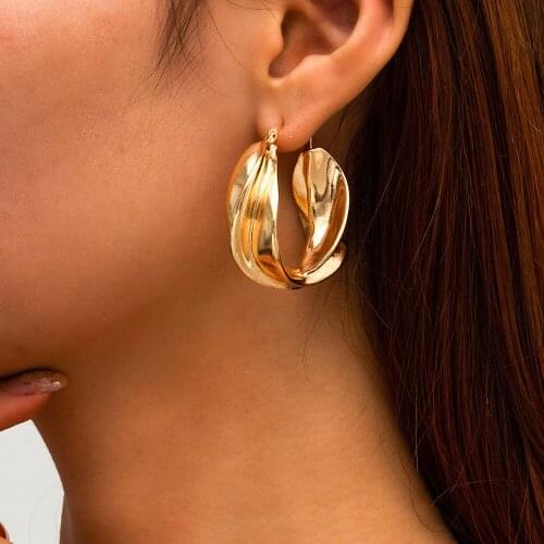 Punk Hip Hop Golden Big Hoop Earrings For Women Metal Korean Twisted Drop Earrings Simple Temperament Exquisite Hot Sexy Jewelry