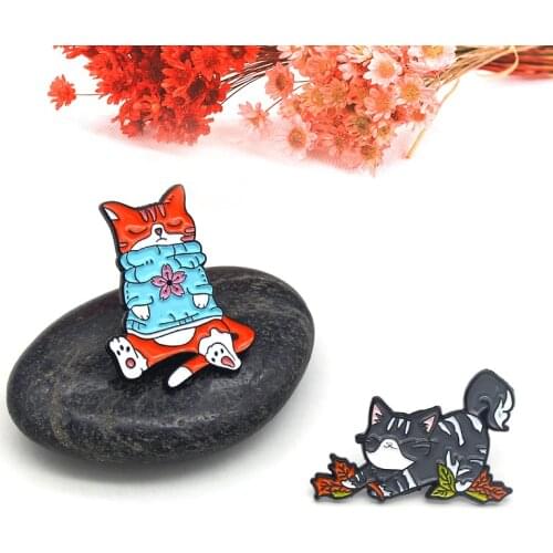 Lovers cats Enamel Brooch Orange red kitten sleep Lapel Pin Grey cat flutters at the leaves fun animal badge