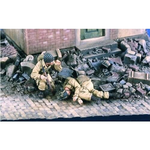 1/35 Scale Unpainted Resin Figure US soldiers call for help 2 figures collection figure