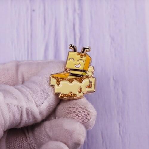 Glitter Cube Bee Enamel Pin In A Tea Cup Brooch Gold Badge Funny Novelty Nature Animal Pretty Jewelry Gift