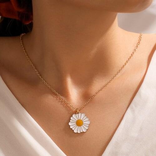 HuangTang Bohemian Small Daisy Flower Pendant Necklace for Women Girl Fashion Summer Vacation Necklace Charms Jewelry Party A120