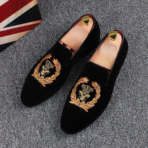 2021 Mens Korean version of sharp scalp trend embroidered small bee set foot lazy bean scrub casual shoes