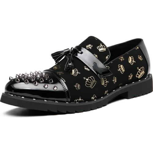 Luxury Designer Shoes Men Punk Rivet Decoration Black Faux Leather Shoes with Golden Crown Print Plus Size 48 Loafers Spring