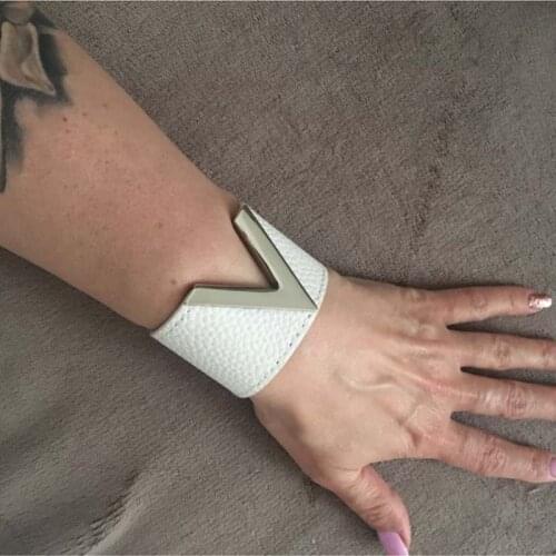 White Color V Shape Stylish Charm Wrap Leather Cuff Bracelets 90s For Wedding/Engagement Fashion Symbol Wristband Femme Jewelry