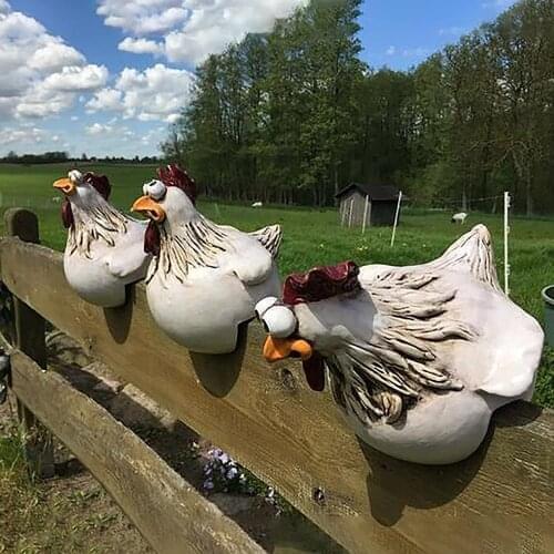 Resin Sculpture Funny Hen Distressed Craftsmanship Outdoor Fence Decoration Farm Garden Big Hen Clip Chicken Resin Craft Cracked