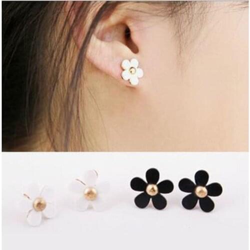 Korea Style Black and White Color Daisy Flowers Shape Clip on Earrings Withoutout Piercing for Women Party Ear Clip Bijouterie