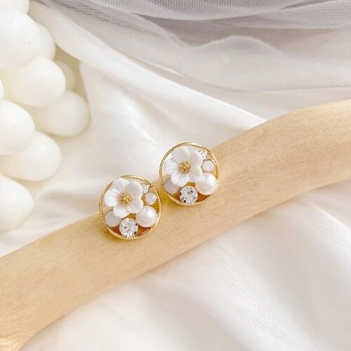 2020 New Arrival Korean Trendy Acrylic Flower Stud Earrings For Women Sweet Pearl Simple Small Cirlce Brincos Gift