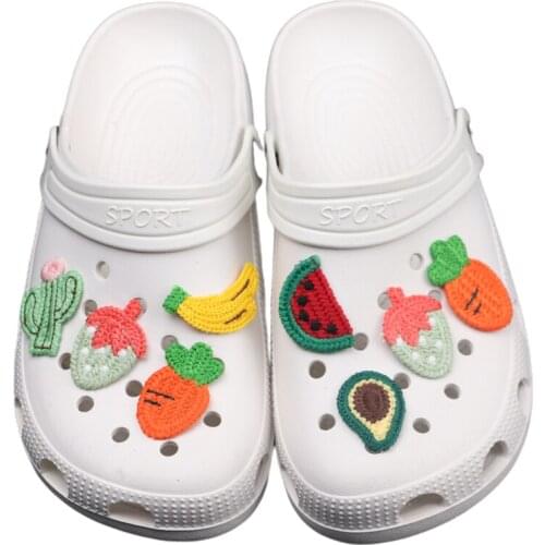 Knitting Hole Slippers Shoe Buckle Anime Cute Chars Croc Decoration Carrot Fruit Designer Accesoire Garden Shoe Decoration Gift