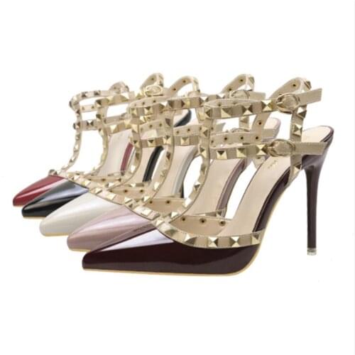 2021 Best Price Metal Rivet Patent Leather Pointed Toe Fashion Womens Sandal Nightclub Sexy Ladies Gladitor Shoes