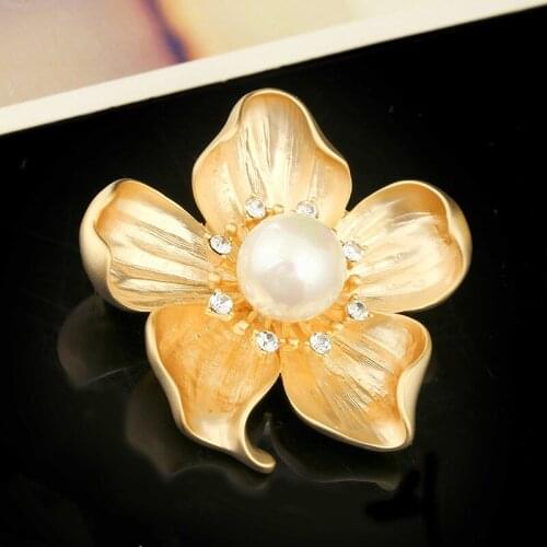 Crystal rhinestone flower brooch for women wedding party clothing accessories elegant lady casual jewelry