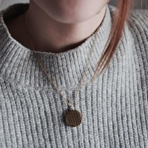 Mavis Hare Flower of Life Pendant Necklace 2cm Round Stainless Steel Chain Necklace as Valentines Day Gift