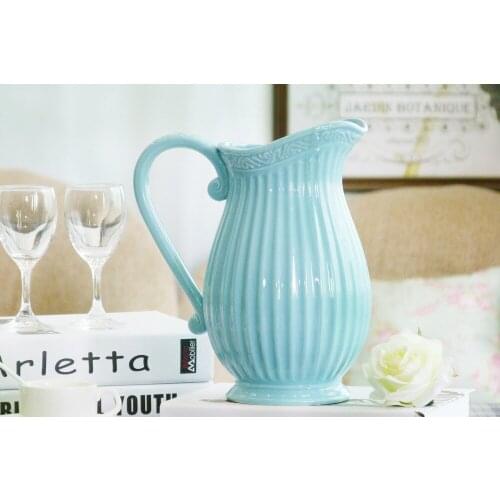 There are E blue-striped ceramic vase flower pot flower craft ornaments Rome bone china vase flower pot bottles