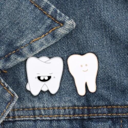 Cartoon Tooth Pins Cute Smiley Teeth Brooch Women Fashion Coat Jackets Lapel Dentist Shirt Badges Medicine Student Jewelry Gift