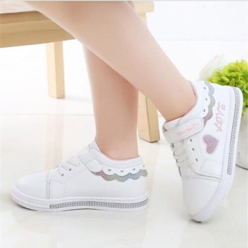 Childrens sports shoes girls shoes 2021 spring and autumn new style is a fashionable flat soled soft soled student board shoes