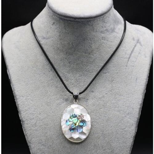 Natural Abalone Shell Pendant Necklace Exquisite Flower Pattern Shell Pendant Necklace for Women Jewelry Necklace Length 55+5cm