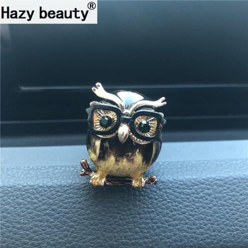 An ancient owl who wears sandglass and wears glasses. Car perfume Air Freshener Air conditioner outlet fitting Car-styling