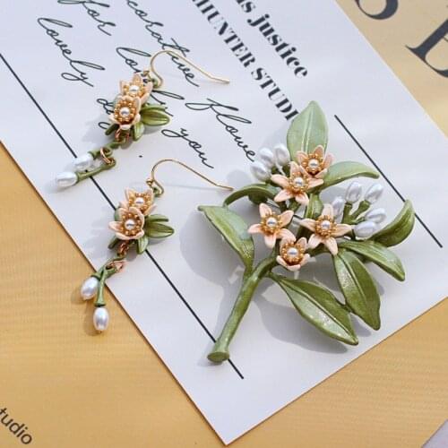 Vintage Elegant Plant Brooches For Women Classic Cute Flower Leaf Pearl Pins Fashion Jewelry Good Gift Party Accessories