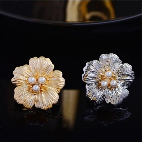 Elegant Small Flower Brooch Cute Creative Pearl Brooches for Women Shirt Collar Pin Korean Fashion Gold Plated Mini broche