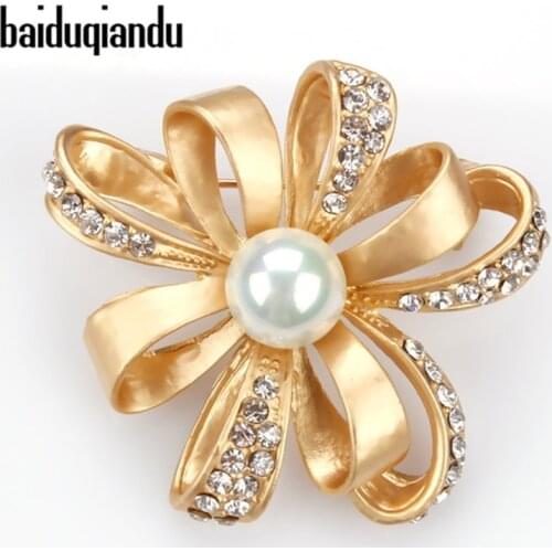 Baiduqiandu Gorgeous Simulated Pearl and Crystal Diamante Bow Flower Brooch Pins for Women in Matte Gold / Silver Color Plated