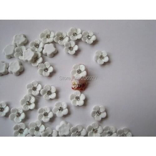 RF10-1 30pcs Cute White Flower with Rhinestone Shape Nail Resin Decoration Outlooking