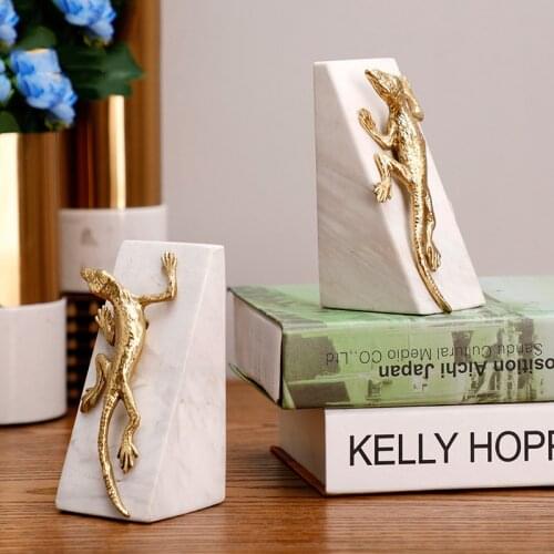 A Pair Of Golden Gecko Crawling On Geometric Marble Statue Home Crafts Room Decor Objects Office Metal Desktop Decor Sculpture