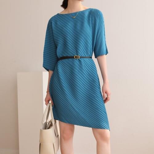 2020 Miyake pleated T-shirt dress, loose, irregular, long-sleeved, temperamental red Pleats please