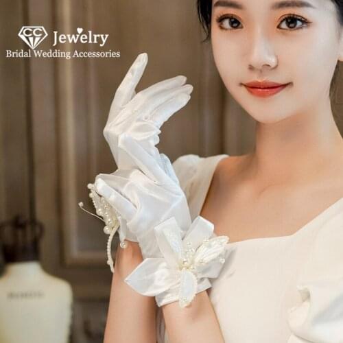 CC Short Gloves Wedding Accessories for Women Engagement Jewelry Bridal Dress Satin Finger Gants Flower Shape Mittens Gift QS98