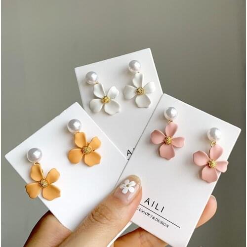 Korean Temperament Simple Daisy Flower Clip Earrings Summer Matte Pink White Small Flower Pearl Clip Earrings Female Women