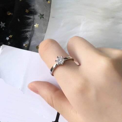 Glamour Ring 2020 New Fashion Creative Six-claw Crystal Simple Simulation Wedding Classic Crystal Ring Woman Sales