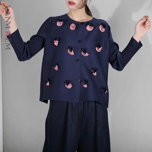 LANMREM 2021 New autumn O-neck Long Sleeve Three-dimensional Flower Pleated Big Size lightweigh shirt Women Fashion Tide YF233