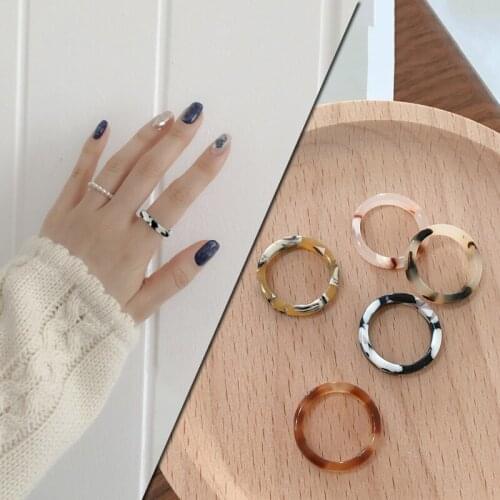 New Fashion Colorful Retro Resin Finger Ring Simple Style Transparent Acrylic Thin Wide Ring Women Party Travel Jewelry Gifts