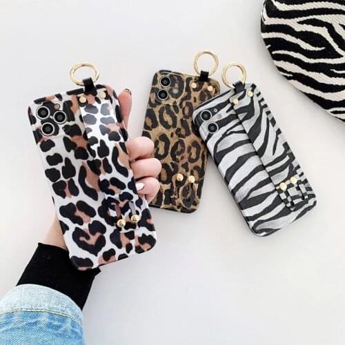 Luxury sexy Leopard Wrist support phone case for apple iphone 7 8 Plus X XS XR MAX 11 Pro SE 12 MiNi Pro SE zebra back cover