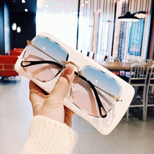 2021 New Fashion Oversize Gradient Sunglasses For Women Vintage Alloy Chain Frame Rivet Square Sun Glasses Female Elegant Shades