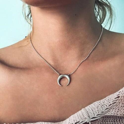 Simple Vintage Style Ox Horn Crescent Moon Pendant Necklaces for Women Short Chains Clavicle Necklace Jewelry Gift YN525