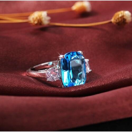 Huitan Bright Sky Blue Stone Women Rings Elegant Female Party Accessories Luxury Cubic Zirconia Female Fashion Jewelry Wholesale