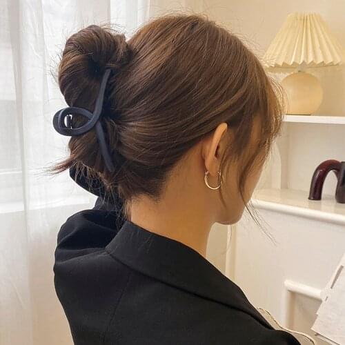 Simple Gripper Hair Claws Pompom Hair Pins Clip Women Hair Crabs Plastic Claw Clamp Resin Barrette Hairpins Hair Accessories