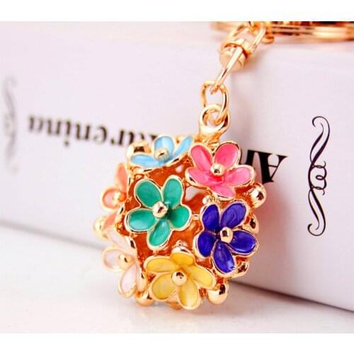 XDPQQ creative small daisy flower key chain women bag accessories metal three-dimensional hollow five-leaf flower key chain