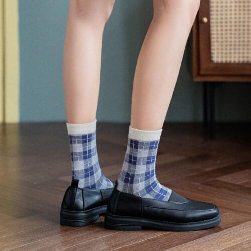 YZ-S-ZZ-0062 British style with blue striped checked socks