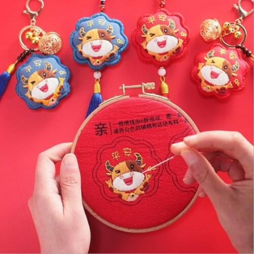China 2021 Year of the Ox embroidery DIY insulation protective talisman Year of the Ox cartoon blessing purse.Send embroidery