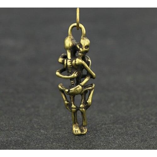Mini Cute Vintage Brass Hug Skull Statue Keychain Pendant Decoration Ornament Sculpture Home Office Desk Ornament Funny Toy Gift