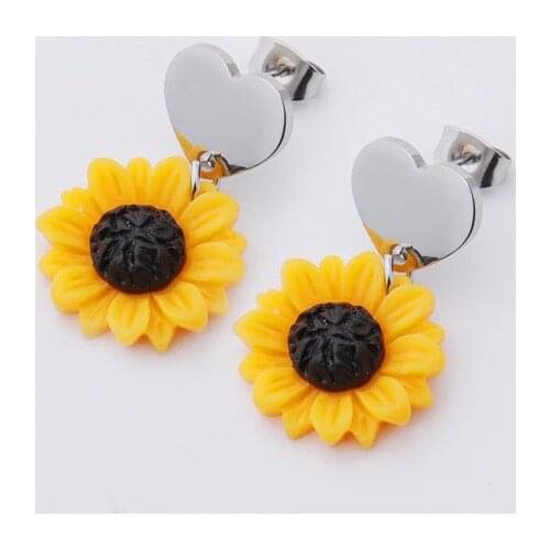 New 1 Pair Golden Sunflowers Earrings for Women Fresh Charming Lovely Cute Simplicity Style Daisy Flower Trendy Ear Studs