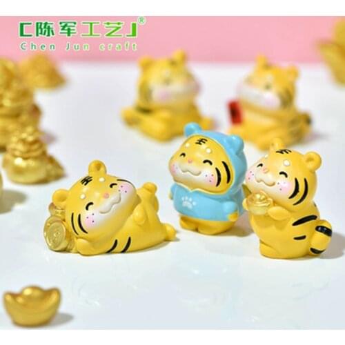ZOCDOU 1 Piece Raincoat Tiger Small Statue Little Figurine Crafts Figure Ornament Miniatures