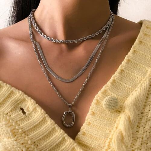 Punk Retro Temperament Long Twisted Chain Necklace Personality Flat Snake Bone Chain O-shaped Pendant Set Lady Necklace Jewelry