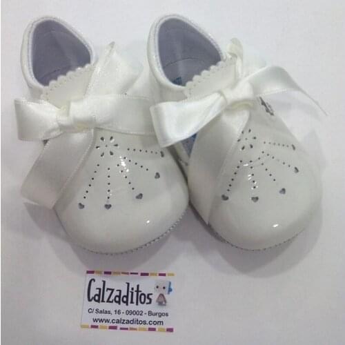 Beige patent-finished leather Badanas with index Patucos