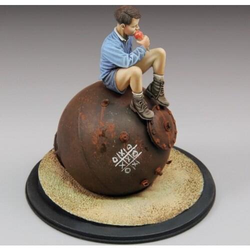 1/35 Scale Die-cast Resin Soldier Model WWII Ice Cream Eating Boy Gray Model Free Shipping