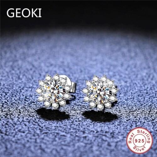 Geoki Passed Diamond Test 0.5 Ct D Color VVS1 Moissanite Snowflake Shape Stud Earrings 925 Sterling Silver Engagment Earrings